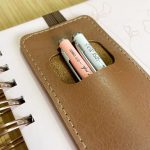 Marca-páginas Porta Canetas |  Marrom